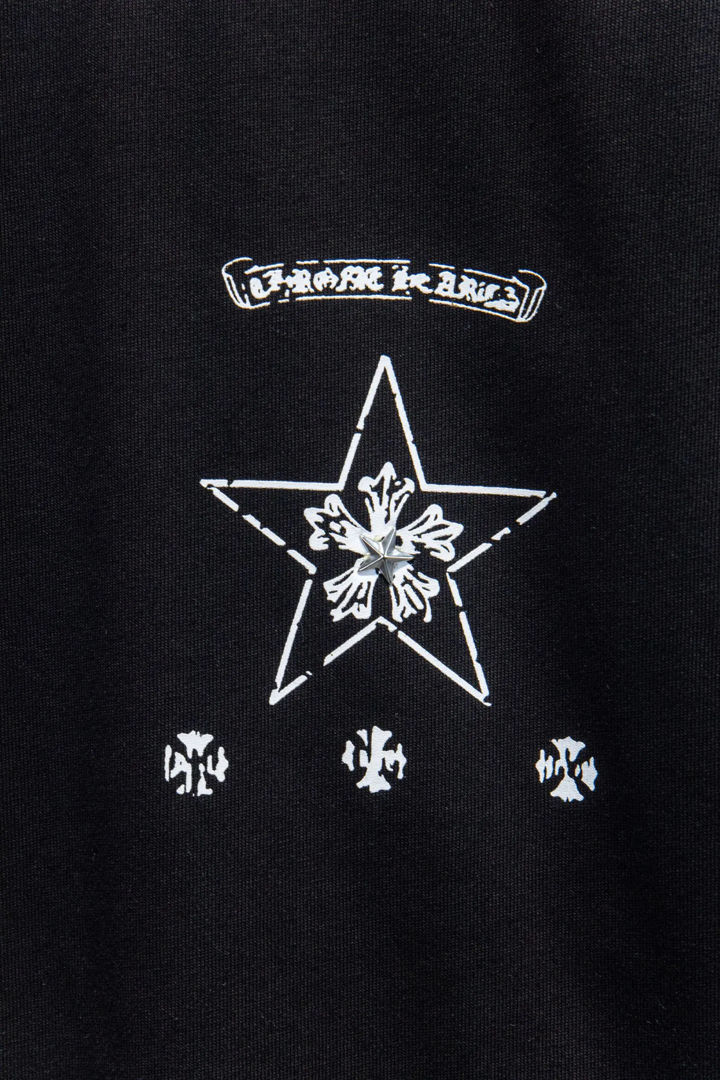P170 Chrome hearts• 25ss ⚠YB custom-woven and dyed fabric, color, printing, version, accessories, hardware. The fabric is woven by imported machines. The uniqueness of the cloth texture creates a perfect garment effect. The fabric is made of 260-gram clean cloth with 320-gram 1*1 rib. 4-color environmentally friendly dyed fabric, and the threads are in the same cylinder without color difference.  Gradient graffiti on garments, hand-painted graffiti technology on garments, details clearly visible on the collar, pockets, cuffs, and front and rear threads. The printing uses Japanese BROTHER white ink digital direct-injection garment printing. This model is a global limited edition. In order to present a product like a work of art, after a long period of repeated determination of details, a very high-standard garment is presented. The front chest is made of direct-injection printing environmentally friendly glue material, using a mechanized printing process. Mechanical printing has high precision, the positioning accuracy can reach ±0.02mm, and the quality is stable.  The body of the garment is processed with hand-nailed hardware elements, which greatly increases the interest of the garment and creates a unique visual effect. The special washing effect creates a unique aged effect.  Croix Heart Short Sleeve must be the first short-sleeved piece in spring and summer that blurs the boundaries of unisex style. It has a classic dropped shoulder oversize version and a loose and casual upper body.  Color: Black White Size: S M L XL